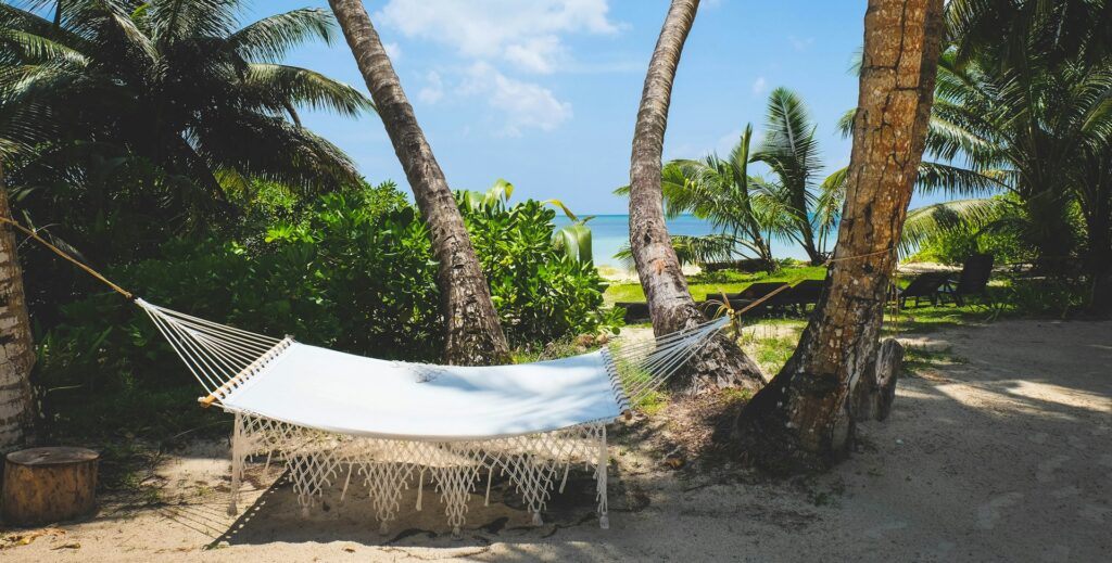 Fizycznie jesteś na plaży, ale głową w Excelu? Urlop zaczyna się w głowie – jak świadomie odpoczywać